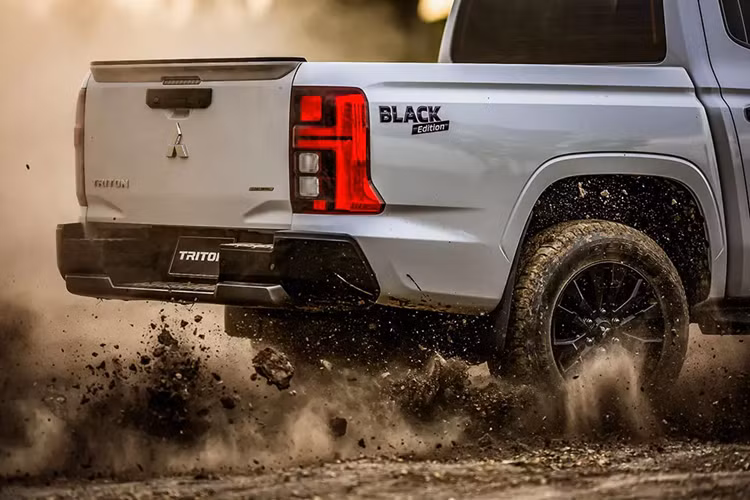 Hiện chưa rõ Mitsubishi Triton 2025 ở Việt Nam dùng động cơ nào. Trong khi đó, ở các thị trường khác, xe có 2 tùy chọn động cơ diesel. Đầu tiên là động cơ diesel MIVEC tăng áp đơn, dung tích 2.4L với công suất tối đa 183 mã lực và mô-men xoắn cực đại 430 Nm.