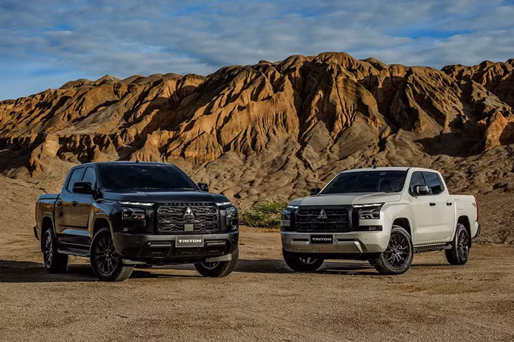 Các bản thấp của xe sẽ dùng hệ thống lái trợ lực điện thủy lực và hệ dẫn động 4 bánh Easy Select 4WD. Riêng bản Athlete sẽ có 7 chế độ lái, hệ thống lái trợ lực điện điện tử và hệ dẫn động 4 bánh Super Select II 4WD. Hiện hãng Mitsubishi cũng đã bắt đầu nhận cọc cho Triton thế hệ mới ở Việt Nam với mức cọc 10 triệu đồng.