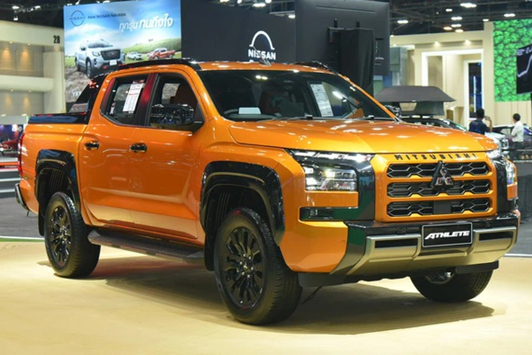 Xe sở hữu kích thước dài x rộng x cao lần lượt là 5.265/5.360 x 1.865/1.930 x 1.775/1.815 mm và chiều dài cơ sở 3.130 mm. Trong khi đó, khoảng sáng gầm dao động từ 203 - 222 mm, tùy theo phiên bản. Bên trong xe, Mitsubishi Triton 2025 đã được bổ sung nhiều trang bị mới như vô lăng chỉnh 4 hướng