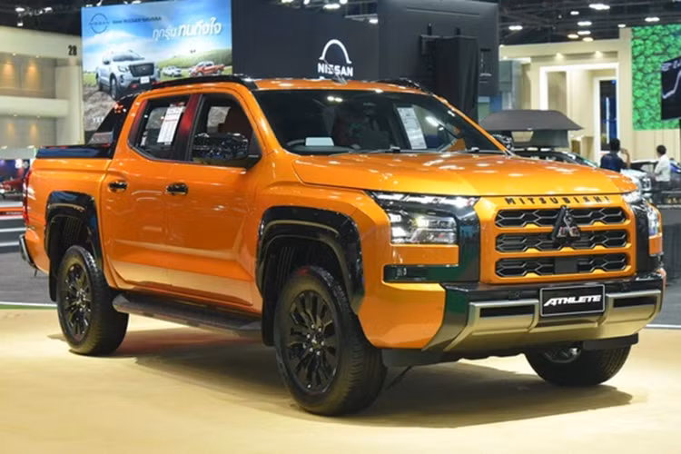 Xe sở hữu kích thước dài x rộng x cao lần lượt là 5.265/5.360 x 1.865/1.930 x 1.775/1.815 mm và chiều dài cơ sở 3.130 mm. Trong khi đó, khoảng sáng gầm dao động từ 203 - 222 mm, tùy theo phiên bản. Bên trong xe, Mitsubishi Triton 2025 đã được bổ sung nhiều trang bị mới như vô lăng chỉnh 4 hướng