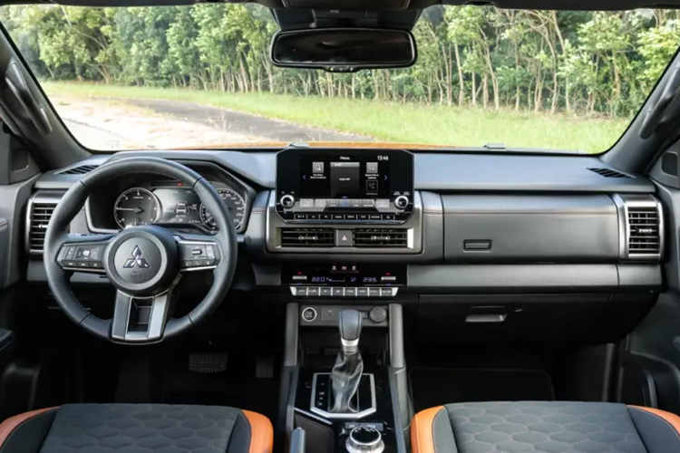 Đèn sương mù của xe có kích thước nhỏ và nằm ở hai góc đầu xe. Những thay đổi đáng chú ý tiếp theo của mẫu xe bán tải này nằm ở cản trước, hốc bánh, vành la-zăng, thiết kế cửa sổ giống Nissan Navara và cụm đèn hậu nằm dọc. Tương tự đèn pha, đèn hậu của xe cũng có tạo hình chữ "T" nằm ngang bên trong.