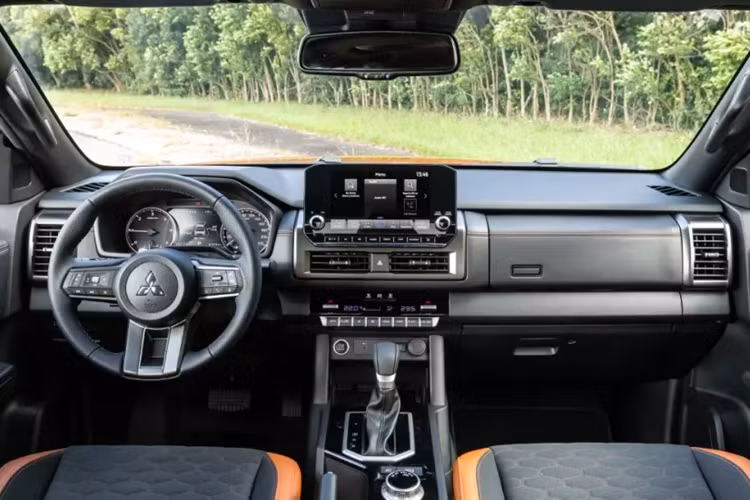 Đèn sương mù của xe có kích thước nhỏ và nằm ở hai góc đầu xe. Những thay đổi đáng chú ý tiếp theo của mẫu xe bán tải này nằm ở cản trước, hốc bánh, vành la-zăng, thiết kế cửa sổ giống Nissan Navara và cụm đèn hậu nằm dọc. Tương tự đèn pha, đèn hậu của xe cũng có tạo hình chữ "T" nằm ngang bên trong.