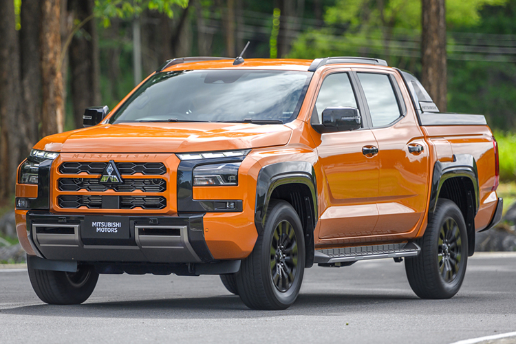 Tương tự trang bị tiện nghi, các tính năng an toàn của mẫu xe bán tải này cũng đã được nâng cấp với 7 túi khí, camera 360 độ, hệ thống hỗ trợ xuống dốc, hỗ trợ khẩn cấp khi đạp nhầm chân ga, giảm thiểu va chạm phía trước, cảnh báo điểm mù, hỗ trợ chuyển làn đường, cảnh báo phương tiện cắt ngang phía sau, cảnh báo lệch làn đường và đèn pha tự động.