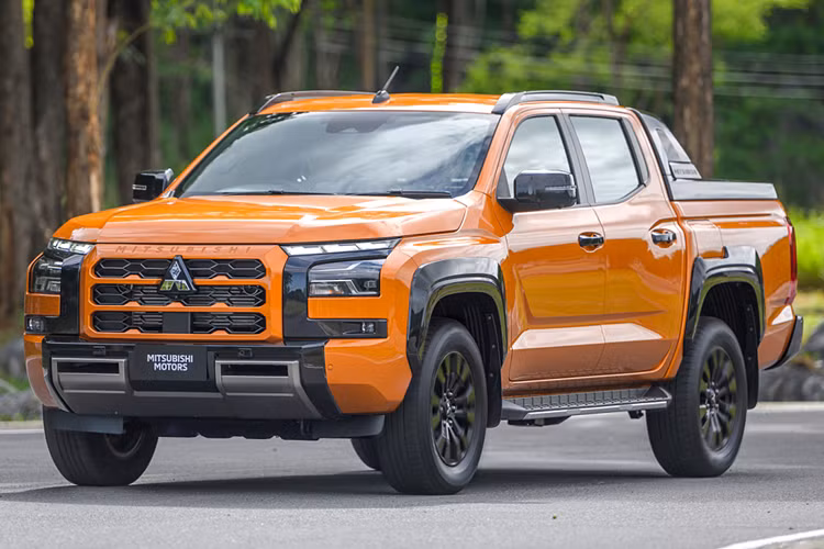 Tương tự trang bị tiện nghi, các tính năng an toàn của mẫu xe bán tải này cũng đã được nâng cấp với 7 túi khí, camera 360 độ, hệ thống hỗ trợ xuống dốc, hỗ trợ khẩn cấp khi đạp nhầm chân ga, giảm thiểu va chạm phía trước, cảnh báo điểm mù, hỗ trợ chuyển làn đường, cảnh báo phương tiện cắt ngang phía sau, cảnh báo lệch làn đường và đèn pha tự động.