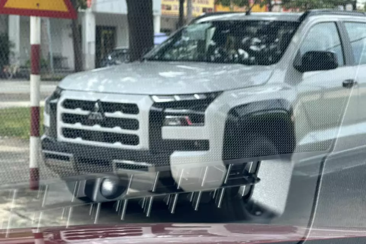 Đây tất nhiên không phải là lần đầu tiên mẫu xe bán tải này bị bắt gặp trên đường phố Việt Nam. Mitsubishi Triton 2025 từng chạy thử trên đại lộ Thăng Long, Hà Nội. Hiện thông tin cụ thể bán tải Mitsubishi Triton 2025 dành cho thị trường Việt Nam vẫn chưa được hé lộ.