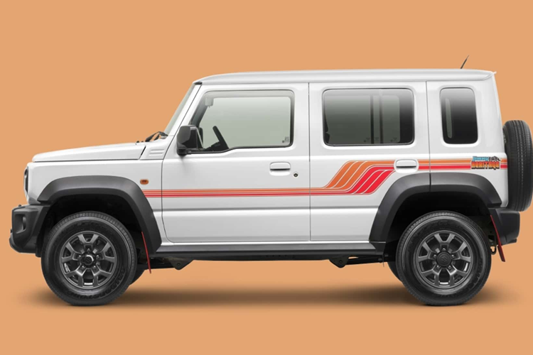 Khách hàng Úc có thể mua mẫu xe Suzuki Jimny XL Heritage 2024 mới này với những tùy chọn màu sắc như Blueish Black Pearl, Jungle Green, Granite Grey, White và Ivory. Một số phiên bản cũng có thể được trang bị phần nóc xe màu đen tạo diện mạo khác biệt.