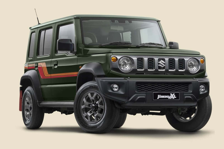 Hệ thống truyền động của Jimny vẫn rất “đơn giản” với trang bị động cơ xăng 1,5 lít hút khí tự nhiên kết hợp với hộp số sàn 5 cấp và hệ dẫn động 4 bánh ở dải số thấp. Chiếc Jimny XL Heritage này được trang bị nhiều tính năng khác nhau từ màn hình cảm ứng 9 inch cho đến camera phía sau.