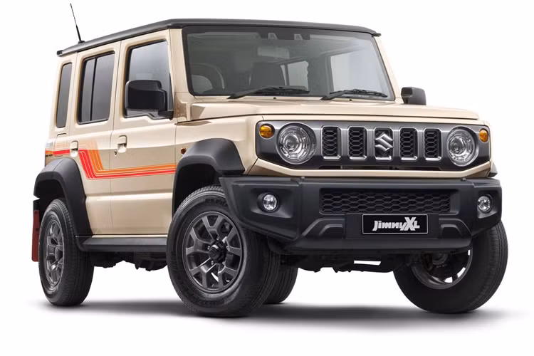 Mẫu xe này được phát triển dựa trên dòng xe Suzuki Jimny XL cấu hình 5 cửa từng được ra mắt vào năm 2023 và bây giờ nó đang được xử lý bằng phiên bản đặc biệt. Phiên bản Heritage của xe mang trên mình diện mạo cổ điển gợi nhớ đến những năm 70, 80 và 90.