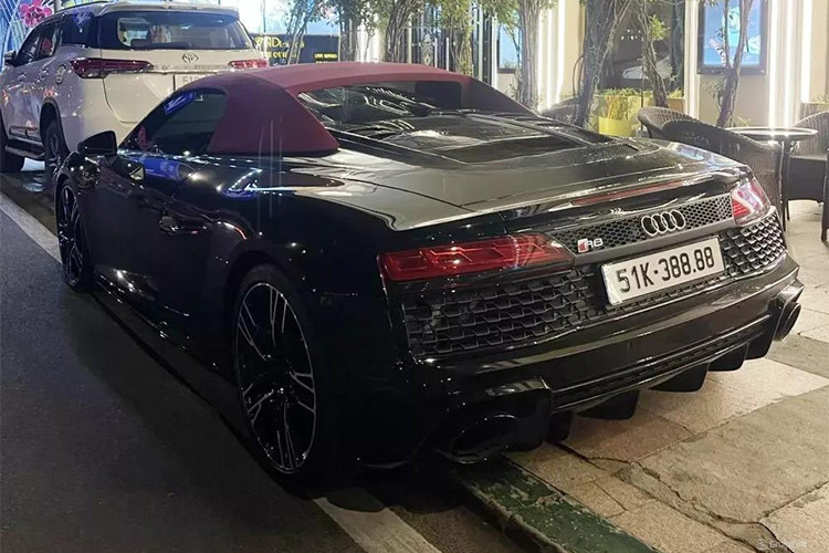Chiếc siêu xe Audi R8 V10 Spyder Facelift 2022 trong bài là một ví dụ điển hình, xe được gắn biển số 51F-588.88 siêu VIP. Chiếc xe trong bài sở hữu màu sơn ngoại thất đen bóng. So với bản thường, phiên bản facelift của Audi R8 V10 Spyder có phần đầu xe được cắt xẻ mạnh mẽ hơn, tạo ra nhiều hốc hút gió hơn trước