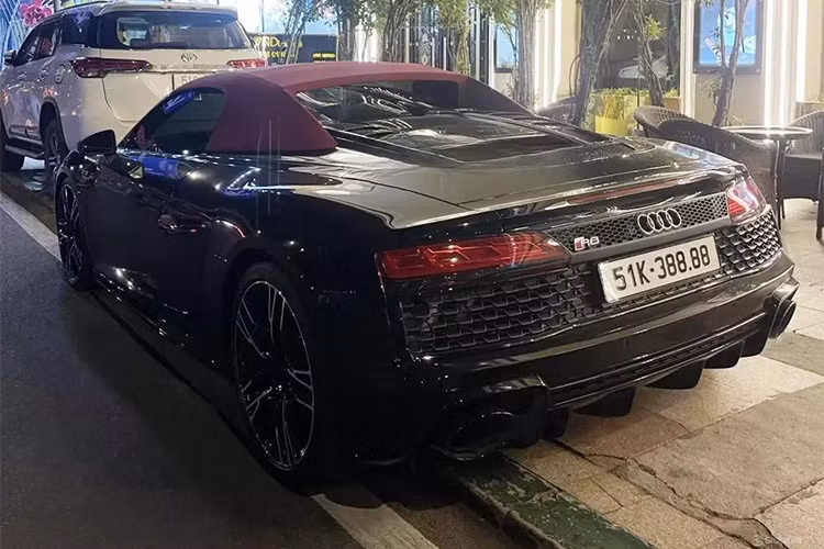 Chiếc siêu xe Audi R8 V10 Spyder Facelift 2022 trong bài là một ví dụ điển hình, xe được gắn biển số 51F-588.88 siêu VIP. Chiếc xe trong bài sở hữu màu sơn ngoại thất đen bóng. So với bản thường, phiên bản facelift của Audi R8 V10 Spyder có phần đầu xe được cắt xẻ mạnh mẽ hơn, tạo ra nhiều hốc hút gió hơn trước
