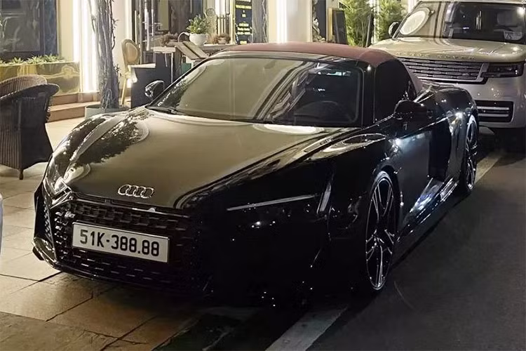 Theo tìm hiểu, Audi R8 V10 Spyder Facelift đời 2022 này được đưa về Việt Nam theo diện nhập khẩu tư nhân. Xe thuộc sở hữu của một đại gia Sài Gòn, người từng khiến giới mê xe trong nước phải trầm trồ khi âm thầm sưu tập dàn siêu xe và phần lớn đều được đeo biển số tứ quý 8.