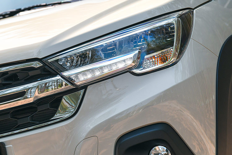 Trong đó, Cruise Control là tính năng mà nhiều chủ xe XL7 đã mong chờ từ lâu. Bên cạnh đó, xe cũng được bổ sung tính năng đèn bật/tắt tự động và gương gập điện tự động. Về thiết kế, XL7 Hybrid mới có thêm phần ốp chrome ở lưới tản nhiệt trước và kính hậu.