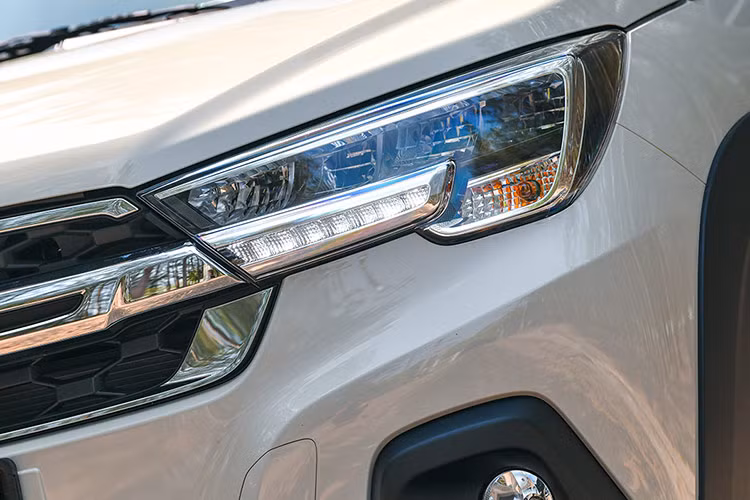 Trong đó, Cruise Control là tính năng mà nhiều chủ xe XL7 đã mong chờ từ lâu. Bên cạnh đó, xe cũng được bổ sung tính năng đèn bật/tắt tự động và gương gập điện tự động. Về thiết kế, XL7 Hybrid mới có thêm phần ốp chrome ở lưới tản nhiệt trước và kính hậu.