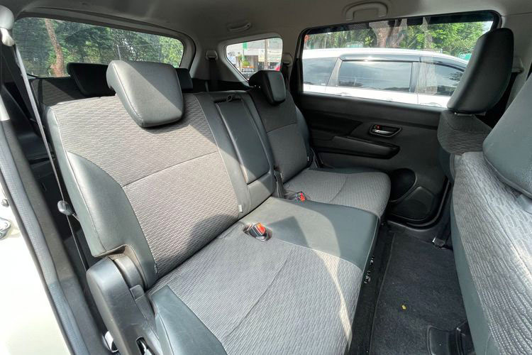 Hệ truyền động này bao gồm máy xăng 4 xi-lanh, dung tích 1.5L, kết hợp với pin lithium-ion 10 Ah 12V và máy phát điện tích hợp bộ đề (ISG). Nhờ đó, sức mạnh động cơ của mẫu MPV Suzuki XL7 Hybrid tăng nhẹ lên 105 mã lực tại tua máy 6.000 vòng/phút và mô-men xoắn cực đại 138 Nm tại tua máy 4.400 vòng/phút.