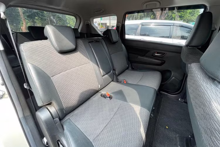 Hệ truyền động này bao gồm máy xăng 4 xi-lanh, dung tích 1.5L, kết hợp với pin lithium-ion 10 Ah 12V và máy phát điện tích hợp bộ đề (ISG). Nhờ đó, sức mạnh động cơ của mẫu MPV Suzuki XL7 Hybrid tăng nhẹ lên 105 mã lực tại tua máy 6.000 vòng/phút và mô-men xoắn cực đại 138 Nm tại tua máy 4.400 vòng/phút.