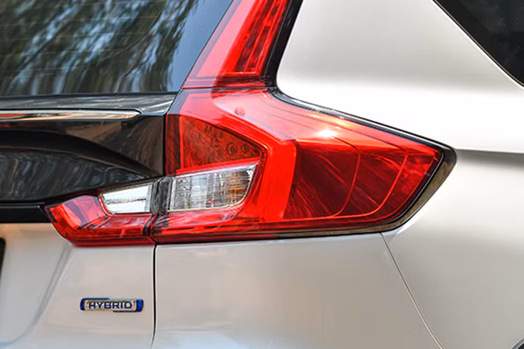 Bảng màu ngoại thất của xe cũng được bổ sung các tùy chọn mới và kiểu phối 2 tông màu. Với bản 2 tông màu, các chi tiết như nóc xe và gương chiếu hậu sẽ sơn màu đen, còn các chi tiết chrome và vành vẫn giữ màu sáng.