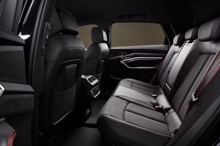 Mẫu SUV thuần điện này cũng được lắp đặt nhiều trang bị tiện nghi như điều hòa 4 vùng, đèn nội thất 30 màu, hệ thống âm thanh Bang &amp; Olufsen 3D 16 loa 705 W, gương chiếu hậu ngoại thất kỹ thuật số...