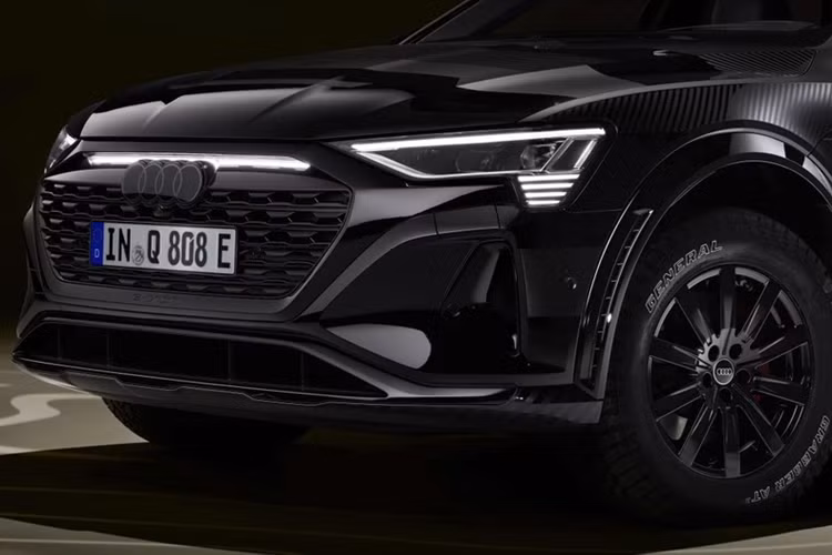 Nhằm tối ưu khả năng vượt địa hình, mẫu SUV thuần điện này được trang bị tiêu chuẩn thanh giá nóc và baga mui với khả năng chuyên chở tối đa 40 kg hành lý. Khi mở cửa, đèn chiếu logo "edition Dakar" sẽ xuất hiện tại khu vực ghế trước.