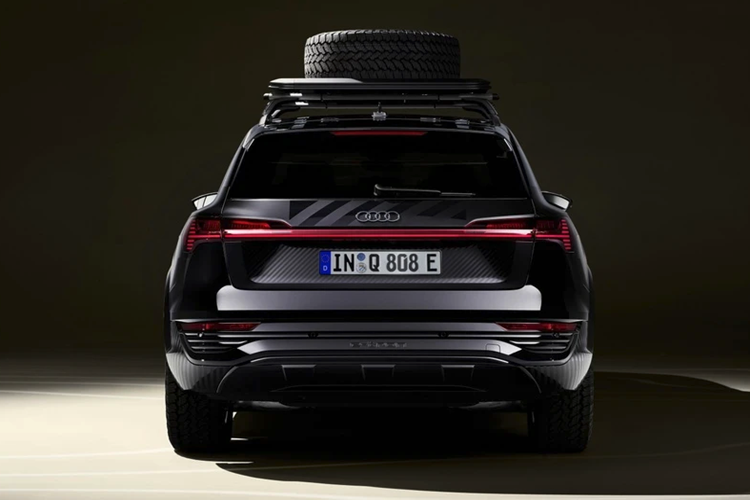 Audi Q8 e-tron edition Dakar được trang bị 2 động cơ điện với công suất tối đa 408 mã lực và mô-men xoắn cực đại 664 Nm. Đi kèm với cơ cấu này là bộ pin điện 114 kWh và hệ thống dẫn động 4 bánh.