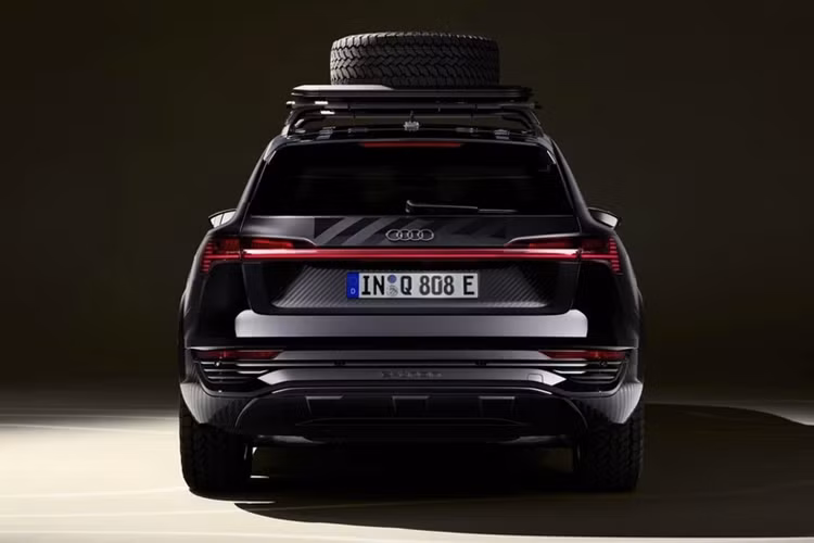 Audi Q8 e-tron edition Dakar được trang bị 2 động cơ điện với công suất tối đa 408 mã lực và mô-men xoắn cực đại 664 Nm. Đi kèm với cơ cấu này là bộ pin điện 114 kWh và hệ thống dẫn động 4 bánh.