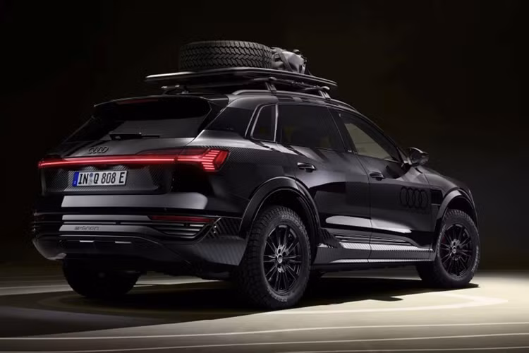 Ngoại hình của chiếc SUV này được lấy cảm hứng từ mẫu xe đua mà Audi tham gia Dakar Rally 2024 - chiếc Audi RS Q e-tron. Mẫu xe SUV Audi Q8 e-tron edition Dakar được phát triển trên nền tảng mẫu Q8 55 e-tron quattro.