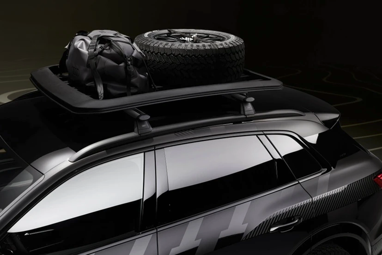 Phần đuôi xe nổi bật với dải đèn hậu LED kéo dài theo bề ngang thân xe. Thiết kế này đơn điệu hơn ngôn ngữ thiết kế mới mà Audi giới thiệu trên chiếc Q8 thế hệ mới vừa ra mắt.