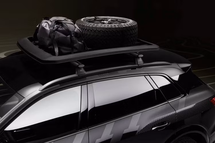 Phần đuôi xe nổi bật với dải đèn hậu LED kéo dài theo bề ngang thân xe. Thiết kế này đơn điệu hơn ngôn ngữ thiết kế mới mà Audi giới thiệu trên chiếc Q8 thế hệ mới vừa ra mắt.