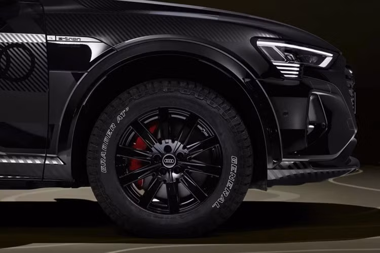 Xe có góc tới, góc thoát và góc vượt định dốc lần lượt là 20, 26 và 19 độ. Hệ thống treo cũng có thể hạ gầm khoảng 13-17 mm khi xe di chuyển ở tốc độ cao. Khả năng lội mực nước tĩnh của mẫu SUV này khoảng 300 mm.