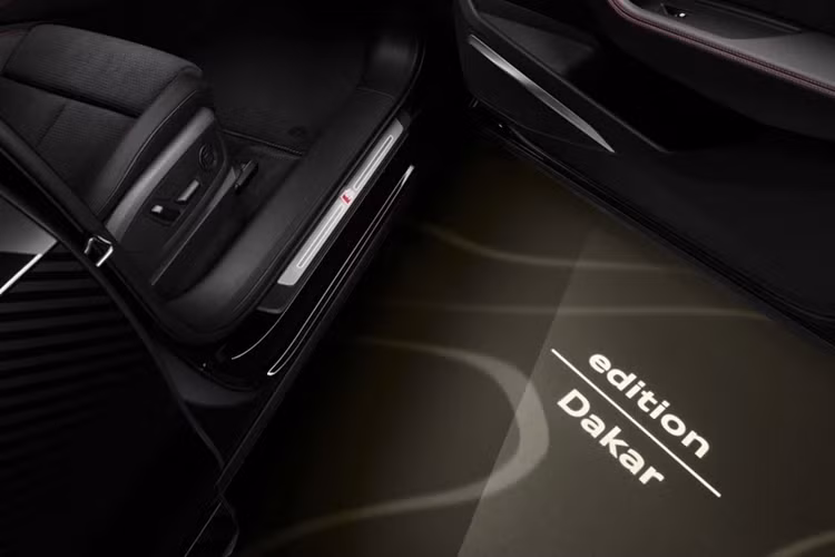 Audi Q8 e-tron edition Dakar sở hữu phong cách nội thất thể thao tiêu chuẩn S line với bàn đạp ga thắng ốp kim loại, trần xe màu đen, vô lăng thể thao...