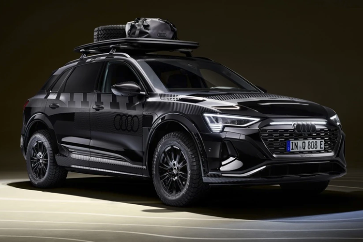 Ghế ngồi trên xe được bọc chất liệu Dinamica với tùy chọn Audi Sport, đi kèm các đường chỉ tương phản màu đỏ tại dây đai an toàn, tựa lưng và đệm ghế, vô lăng...