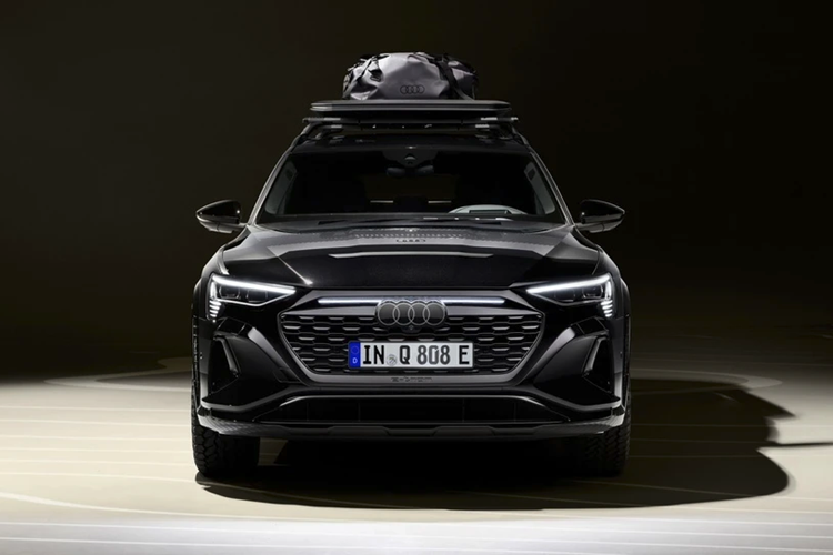 Q8 e-tron edition Dakar được trang bị đèn pha thông minh Matrix LED. Xe vẫn sử dụng lưới tản nhiệt dạng tổ ong, được bổ sung dải LED phụ trợ đi xuyên qua logo. So với mẫu Q8 55 e-tron quattro, khoảng sáng gầm của Q8 e-tron edition Dakar cao hơn khoảng 31 mm nhờ trang bị lốp đa địa hình General Grabber AT3, đạt mức 206 mm.