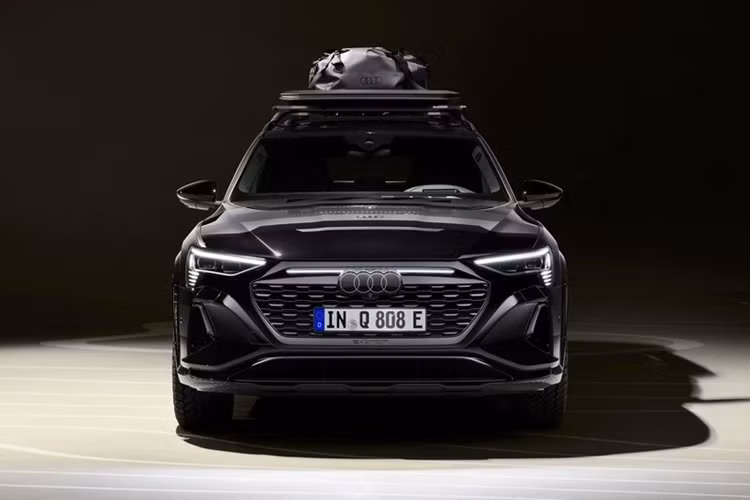 Q8 e-tron edition Dakar được trang bị đèn pha thông minh Matrix LED. Xe vẫn sử dụng lưới tản nhiệt dạng tổ ong, được bổ sung dải LED phụ trợ đi xuyên qua logo. So với mẫu Q8 55 e-tron quattro, khoảng sáng gầm của Q8 e-tron edition Dakar cao hơn khoảng 31 mm nhờ trang bị lốp đa địa hình General Grabber AT3, đạt mức 206 mm.