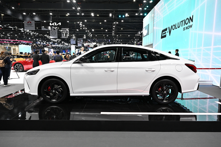 Xe có chiều dài 4.675 mm, chiều rộng 1.842 mm, chiều cao 1.480 mm và trục cơ sở dài 2.680 mm. Tương tự như phần ngoại thất, nội thất của MG5 Pro 2024 cũng thể hiện ý tưởng thể thao rõ rệt hơn nhờ sự xuất hiện của các chi tiết màu đỏ điểm xuyết trên nhiều thành phần mang tông đen chủ đạo bên trong khoang cabin.