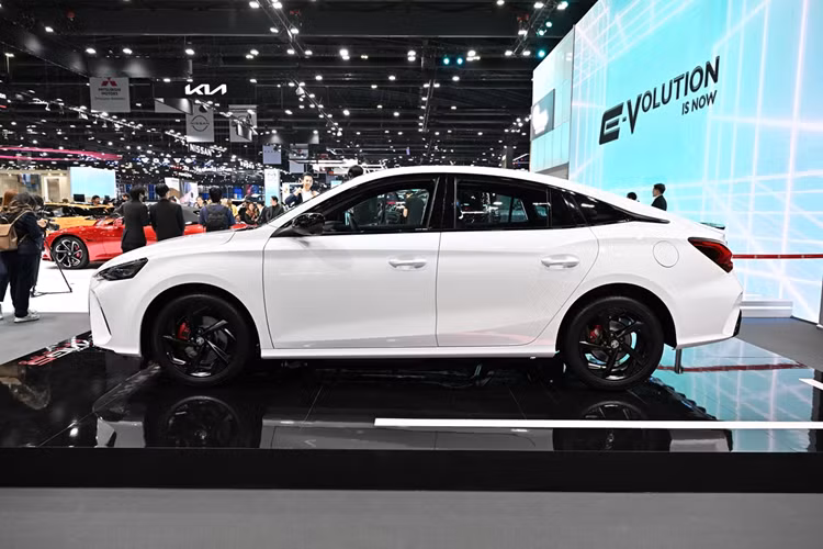 Xe có chiều dài 4.675 mm, chiều rộng 1.842 mm, chiều cao 1.480 mm và trục cơ sở dài 2.680 mm. Tương tự như phần ngoại thất, nội thất của MG5 Pro 2024 cũng thể hiện ý tưởng thể thao rõ rệt hơn nhờ sự xuất hiện của các chi tiết màu đỏ điểm xuyết trên nhiều thành phần mang tông đen chủ đạo bên trong khoang cabin.