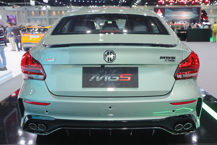 Xe vẫn vận hành bằng khối động cơ xăng 4 xy-lanh dung tích 1.5L cho công suất công suất 114 mã lực và mô-men xoắn 150 Nm, kết hợp với hộp số tự động vô cấp CVT và hệ dẫn động cầu trước. Hệ thống treo trước MacPherson với thanh cân bằng, treo sau dầm xoắn.