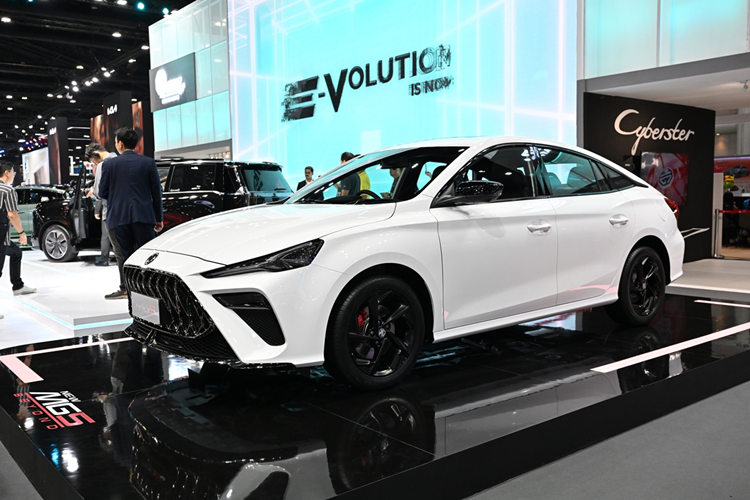 Đằng sau xe, đèn hậu LED của MG5 Pro cũng có giao diện khác. Phần đuôi xe hầm hố hơn với đầu ống xả kép ở cả 2 bên. Tuy là bản cao cấp hơn và mang trên mình diện mạo tươi mới khác biệt, nhưng MG5 Pro 2024 vẫn giữ nguyên các thông số về kích thước tổng thể khi so với MG5 tiêu chuẩn.