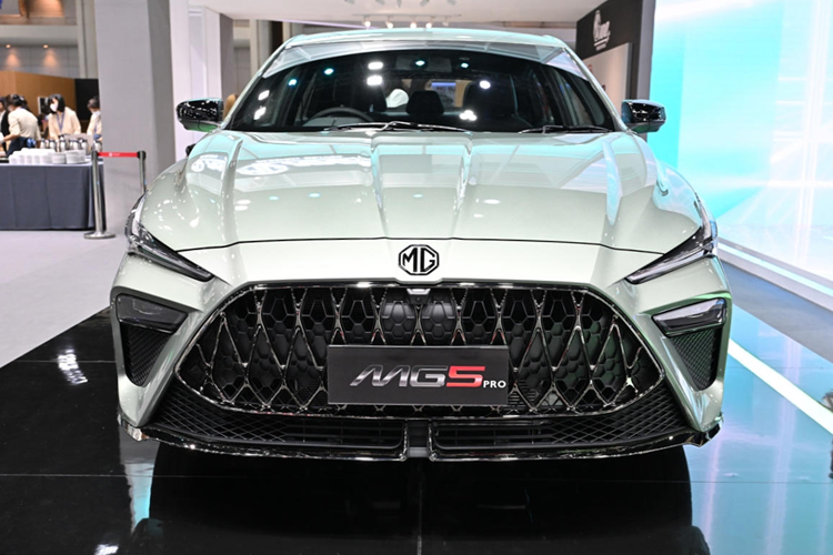 MG5 tiêu chuẩn đã là một dòng xe làm rất tốt trong việc thu hút sự chú ý khi lưu thông trên phố, nhờ kiểu dáng “coupe-4-cửa” bắt mắt. Giờ đây, mẫu xe sedan MG5 Pro 2024 nhận được những thay đổi đáng chú ý nhờ các chi tiết sơn đen như viền kính, chụp gương, bộ mâm 17 inch thiết kế mới và cánh gió nhỏ gắn sau cốp.