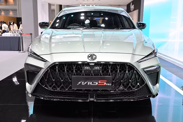 MG5 tiêu chuẩn đã là một dòng xe làm rất tốt trong việc thu hút sự chú ý khi lưu thông trên phố, nhờ kiểu dáng “coupe-4-cửa” bắt mắt. Giờ đây, mẫu xe sedan MG5 Pro 2024 nhận được những thay đổi đáng chú ý nhờ các chi tiết sơn đen như viền kính, chụp gương, bộ mâm 17 inch thiết kế mới và cánh gió nhỏ gắn sau cốp.