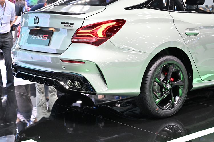 Phanh đĩa cả 4 bánh. Vô-lăng trợ lực điện có thể chỉnh độ nặng/nhẹ theo 3 chế độ City/Standard/Sport. Tại Thái Lan, giá xe MG5 Pro 2024 được bán với 2 cấu hình là MG5 Pro D từ 629.900 baht (khoảng 428 triệu đồng) và MG5 Pro X giá 669.900 baht (khoảng 455 triệu đồng).