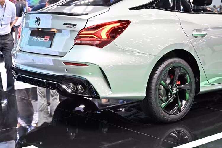 Phanh đĩa cả 4 bánh. Vô-lăng trợ lực điện có thể chỉnh độ nặng/nhẹ theo 3 chế độ City/Standard/Sport. Tại Thái Lan, giá xe MG5 Pro 2024 được bán với 2 cấu hình là MG5 Pro D từ 629.900 baht (khoảng 428 triệu đồng) và MG5 Pro X giá 669.900 baht (khoảng 455 triệu đồng).