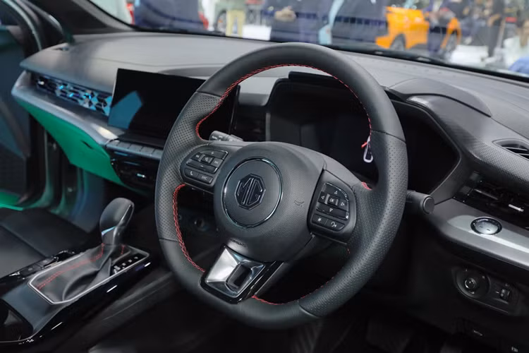 Hàng ghế trước kiểu thể thao và được bọc da, trong đó ghế lái chỉnh điện 6 hướng. Thiết kế nội thất MG5 Pro 2024 vẫn giống MG5 tiêu chuẩn, sở hữu không gian được hãng quảng cáo là “rộng rãi nhất phân khúc”.