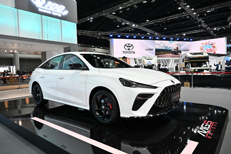 MG5 Pro 2024 được bổ sung hàng loạt tính năng an toàn tiên tiến như cảnh báo điểm mù, cảnh báo phương tiện cắt ngang phía sau, hỗ trợ chuyển làn đường và hỗ trợ phanh khi vào cua, bên cạnh các trang bị an toàn cơ bản khác có cân bằng điện tử, hỗ trợ khởi hành ngang dốc, cảm biến va chạm, camera lùi và 6 túi khí.