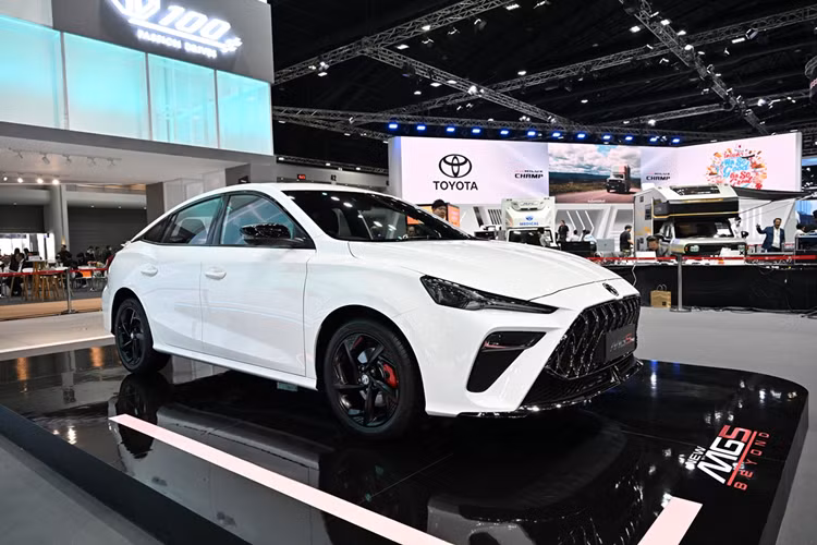 MG5 Pro 2024 được bổ sung hàng loạt tính năng an toàn tiên tiến như cảnh báo điểm mù, cảnh báo phương tiện cắt ngang phía sau, hỗ trợ chuyển làn đường và hỗ trợ phanh khi vào cua, bên cạnh các trang bị an toàn cơ bản khác có cân bằng điện tử, hỗ trợ khởi hành ngang dốc, cảm biến va chạm, camera lùi và 6 túi khí.