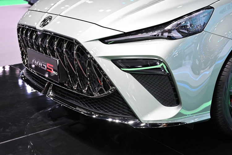 Xe cũng hỗ trợ công nghệ chìa khóa điện tử thông minh qua ứng dụng i-SMART, có thể chia sẻ quyền sử dụng xe cho người khác. Cơ cấu truyền động của MG5 Pro 2024 không đổi so với MG5 tiêu chuẩn.