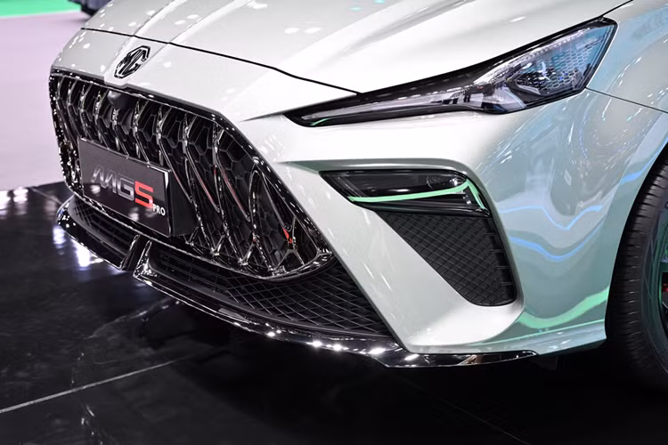 Xe cũng hỗ trợ công nghệ chìa khóa điện tử thông minh qua ứng dụng i-SMART, có thể chia sẻ quyền sử dụng xe cho người khác. Cơ cấu truyền động của MG5 Pro 2024 không đổi so với MG5 tiêu chuẩn.