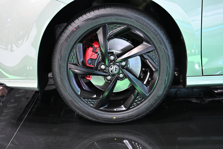 Phía sau vô-lăng 3 chấu là màn hình đồng hồ kỹ thuật số 10 inch, ở chính giữa táp-lô là màn hình giải trí cảm ứng 7 inch nghiêng về phía người lái, các khe gió điều hòa thiết kế 3D Diamond phong cách sang trọng, hệ thống điều hòa tích hợp lọc bụi PM 2.5, dàn âm thanh 6 loa, phanh tay điện tử tích hợp Auto Hold…