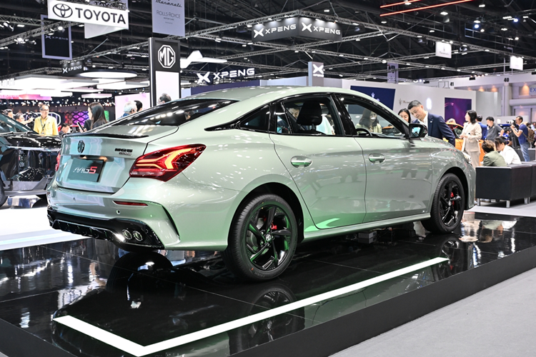 MG5 Pro 2024 cũng chính là bản đời mới nối tiếp mẫu MG5 nhập Thái hiện đang bán ở Việt Nam với giá khởi điểm từ 523 triệu đồng (khác với chiếc “New MG5” vốn là xe Trung Quốc Roewe i5 đổi tên). Vì vậy hoàn toàn có khả năng MG5 Pro 2024 sẽ được đưa về Việt Nam trong tương lai gần.