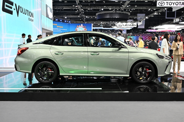 Có 6 màu sơn ngoại thất để lựa chọn: xanh lục Mineral Green, đỏ Scarlet Red, vàng Nuclear Yellow, xám Metal Ash Grey, trắng Arctic White và đen Black Night.