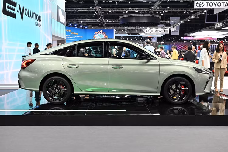 Có 6 màu sơn ngoại thất để lựa chọn: xanh lục Mineral Green, đỏ Scarlet Red, vàng Nuclear Yellow, xám Metal Ash Grey, trắng Arctic White và đen Black Night.