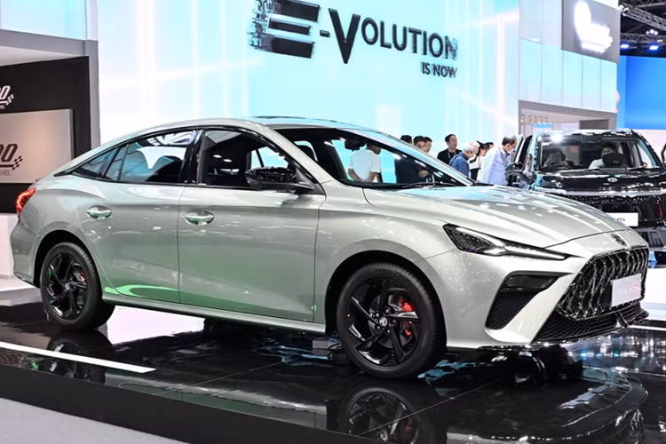 Tại triển lãm Bangkok International Motor Show (BIMS) 2024, hãng xe MG cho ra mắt một phiên bản mới của dòng xe MG5 với tên gọi MG5 Pro 2024 mới. So với MG5 tiêu chuẩn, vốn đã hiện diện tại thị trường Thái Lan từ năm 2021 đến nay, bản mới MG5 Pro 2024 có diện mạo ấn tượng hơn với phong cách thể thao đậm nét.
